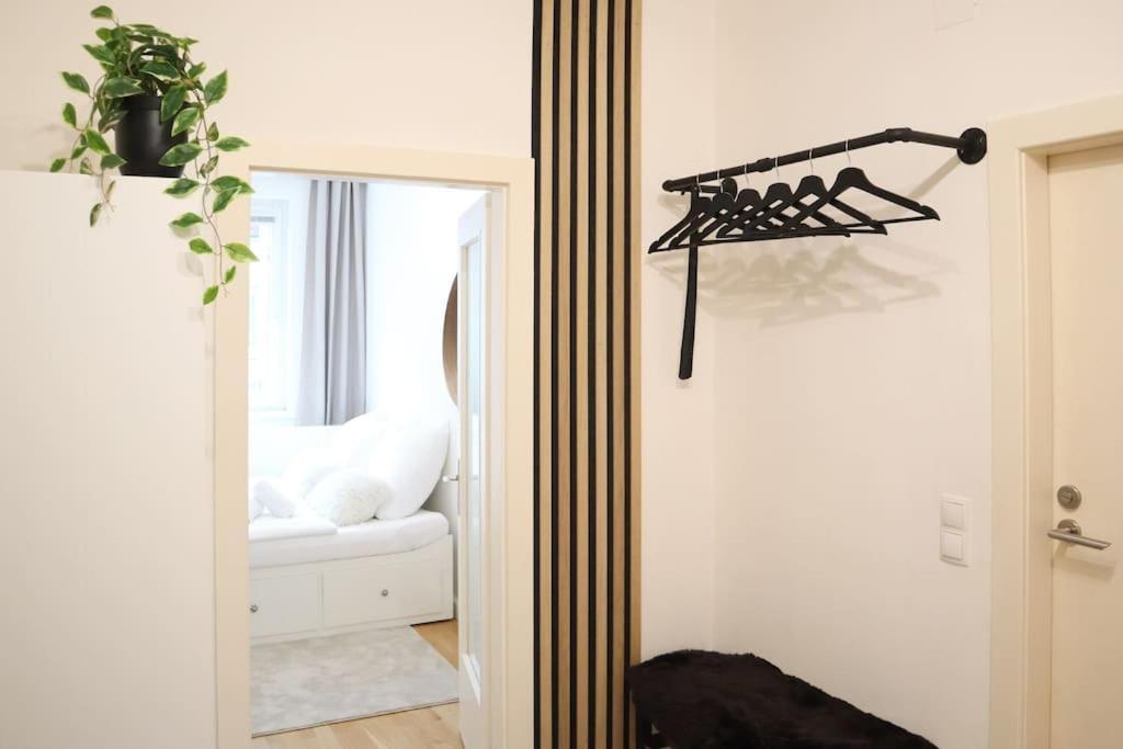 וינה Charming, Modern & Spacious Apartment מראה חיצוני תמונה