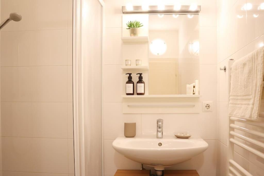 וינה Charming, Modern & Spacious Apartment מראה חיצוני תמונה
