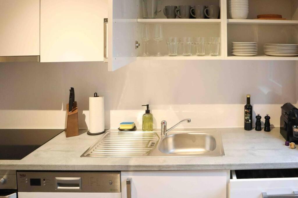 וינה Charming, Modern & Spacious Apartment מראה חיצוני תמונה