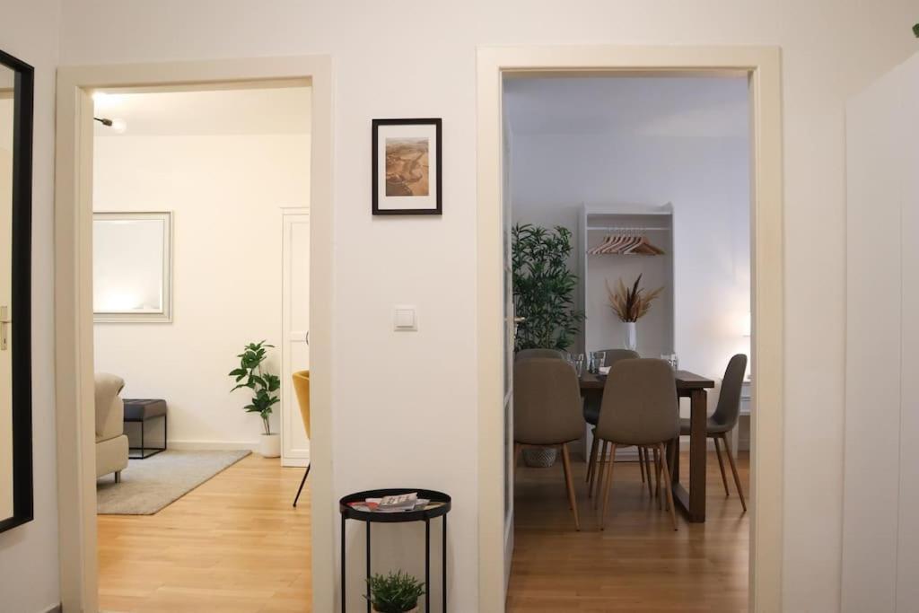 וינה Charming, Modern & Spacious Apartment מראה חיצוני תמונה