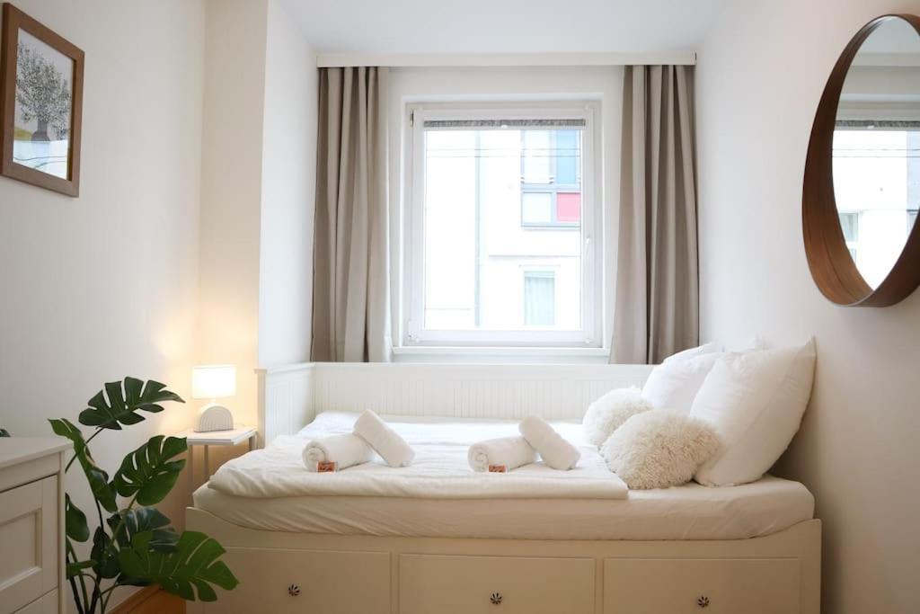 וינה Charming, Modern & Spacious Apartment מראה חיצוני תמונה