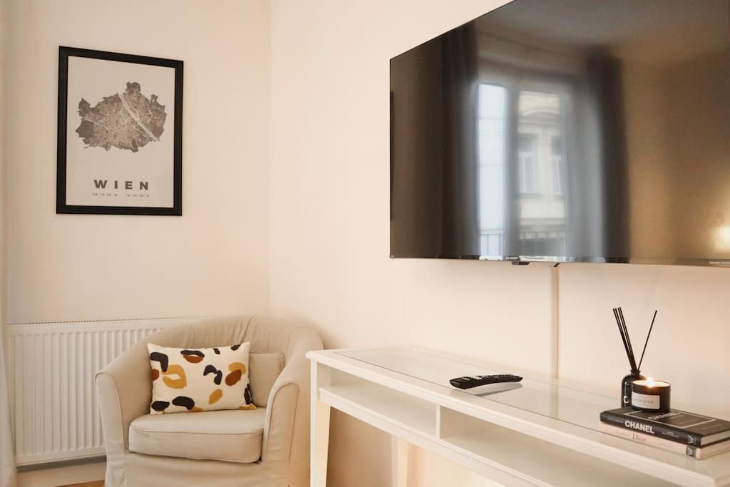 וינה Charming, Modern & Spacious Apartment מראה חיצוני תמונה